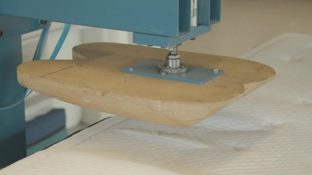 Wooden Butt Shaped Press Testing Quality New Mattress Testing Facility — Stockvideo