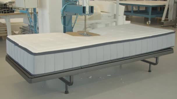 Wooden Butt Shaped Press Testing Quality New Matress Testing Facility — Vídeos de Stock