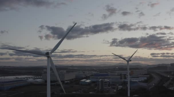 Zwei Windkraftanlagen Der Stadt Morgengrauen — Stockvideo