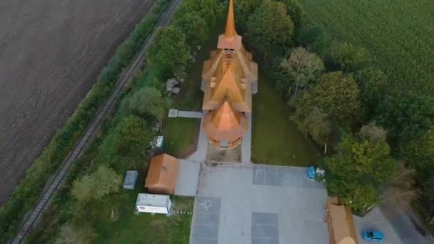 Veduta Aerea Della Chiesa Parrocchiale Ortodossa Rumena Nella Città Sogel — Video Stock