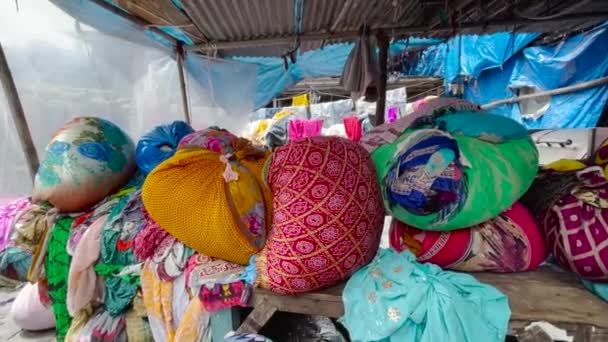 Açık Hava Çamaşırhanesinde Kumaş Çarşaflara Sarılı Elbise Demetleri Dhobi Ghat — Stok video