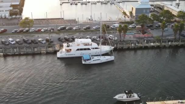 Weiße Boote Legen Der Nähe Des West End Point New — Stockvideo