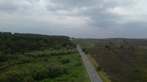 Dron Volando Largo Camino Rural Con Páramos Bosques Alrededor Cielo — Vídeo de stock