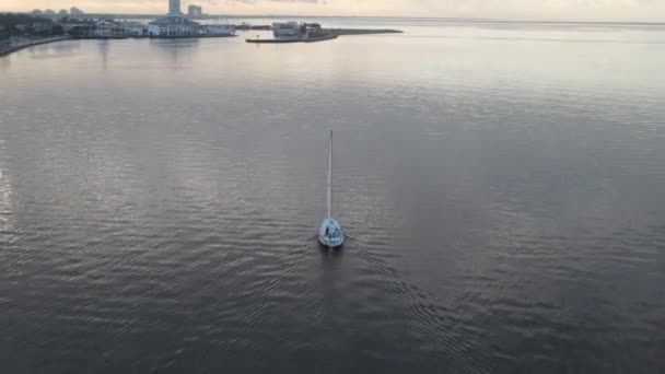 Lugnt Landskap Sjön Med Segelbåt Cruising Molnig Dag Nära New — Stockvideo