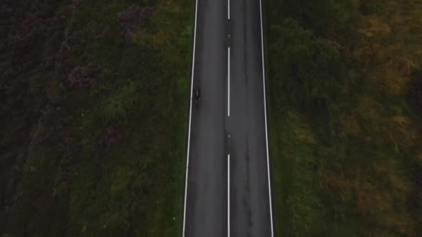 Shora Dolů Drone Záběry Cyklisty Kole Podél Venkovské Země Pruhu — Stock video