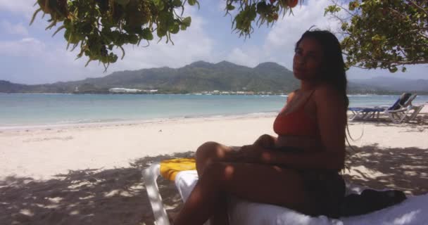 ラテン語の女の子は熱帯の白い砂浜に日陰で土海の水で泳ぐために立ち上がる プラヤテコ メイモン — ストック動画