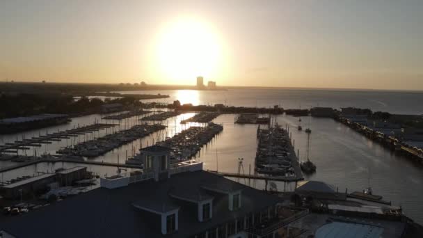 美国新奥尔良西区日落时分 美国南方游艇俱乐部附近的船坞 — 图库视频影像