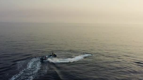 Jet Ski Tracking Drohne Albanian Beach Sonnenuntergang — Stockvideo