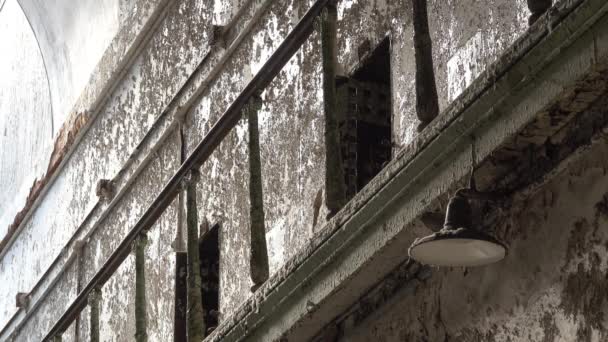 东部州立监狱二层牢房和灯具景观 — 图库视频影像