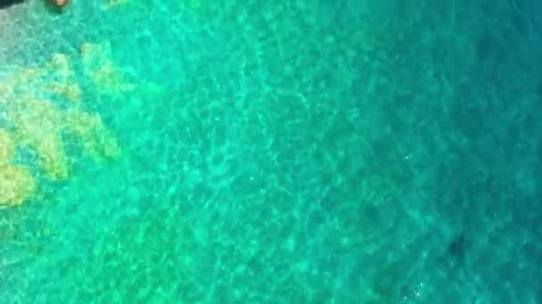 素晴らしいビーチアルバニアドローンロック Ocean Clear Water美しいボートジェットスキー — ストック動画