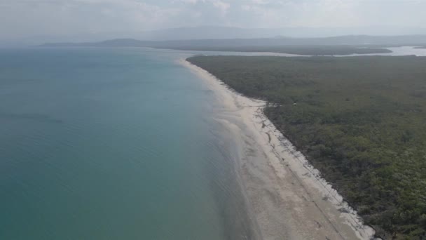 オーストラリアのクイーンズランド州にあるキンバリー岬の青いビーチと緑の森のパノラマ — ストック動画