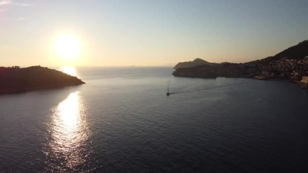 Vue Aérienne Coucher Soleil Mer Adriatique Côte Dubrovnik Avec Bateau — Video