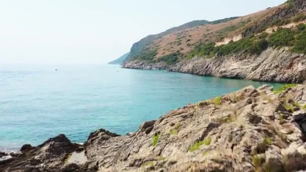 Praia Incrível Albânia Drone Rocks Oceano Claro Água Barcos Bonitos — Vídeo de Stock