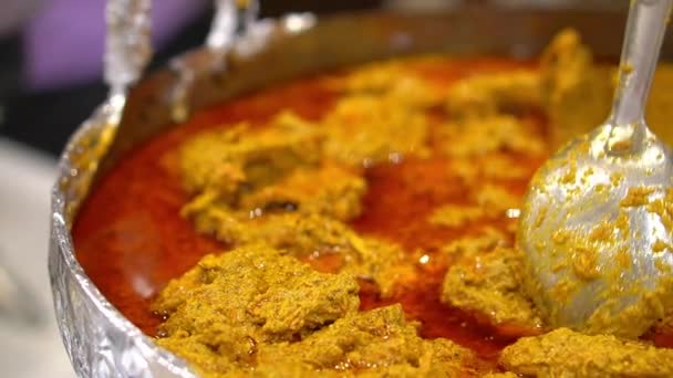 Cineastische Ansicht Des Traditionellen Bengali Hühnerrezala Weißer Currysoße Mit Chilischoten — Stockvideo