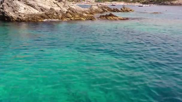 Praia Incrível Albânia Drone Rocks Oceano Claro Água Barcos Bonitos — Vídeo de Stock