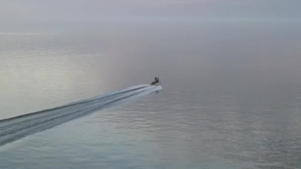 Fortkörning Power Boat Fredliga Ocean Lämnar Märken Bakom Sig Flygdrönare — Stockvideo