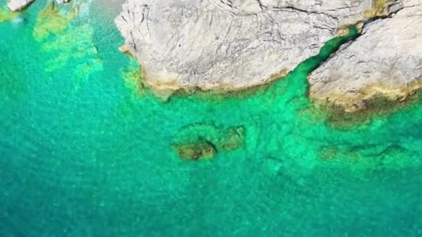 Удивительный Пляж Албания Беспилотники Камни Океан Чистая Вода Красивые Лодки — стоковое видео