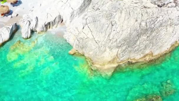Amazing Beach Albanien Drohne Rocks Ocean Clear Water Schöne Boote — Stockvideo