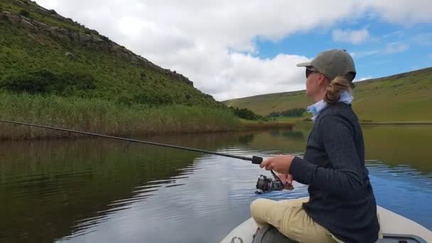 Une Fille Pêche Achigan Partir Bateau Sur Beau Lac Calme — Video