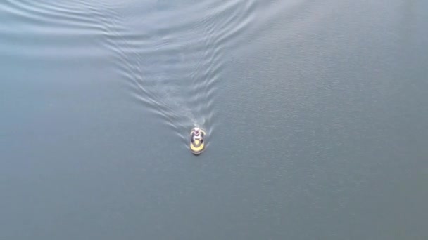 Passeios Turísticos Jet Ski Uma Paisagem Serena Durante Dia Órbita — Vídeo de Stock