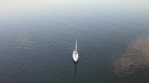 Felhők Reflexió Érintetlen Víz Vitorlás Hajó Közelében Southern Yacht Club — Stock videók