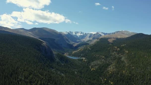 Vista Aérea Orbitando Lago Floresta Alpina Azul Cercado Por Cordilheira — Vídeo de Stock