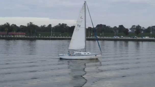 Luchtfoto Van Zeiljacht Tranquil Lake Water Buurt Van Southern Yacht — Stockvideo