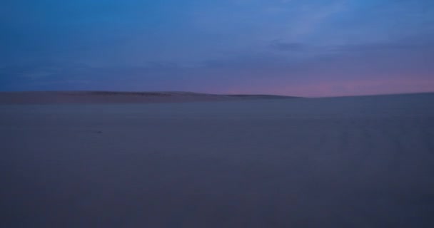 Ein Schöner Rosafarbener Sonnenaufgang Einem Strand Mit Goldenem Sand Und — Stockvideo