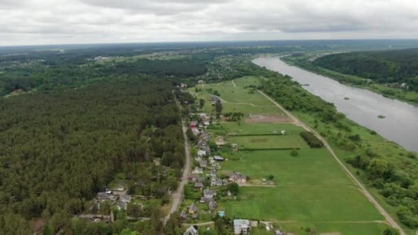 Majestoso Paisagem Lituânia Dia Nublado Com Rio Floresta Voando Vista — Vídeo de Stock