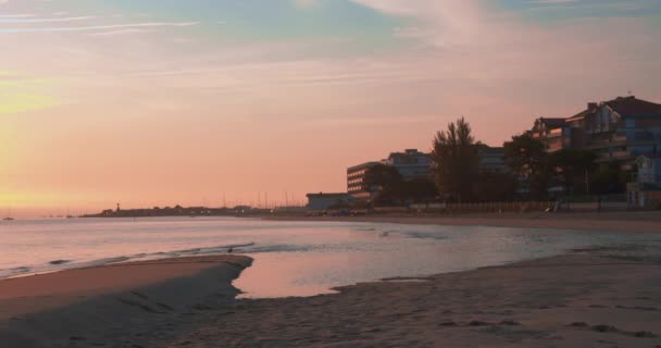 Morgendämmerungsszene Der Küste Mit Orangetönen Meereswellen Und Silhouette — Stockvideo