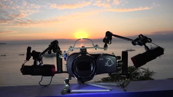 Poorten Onderwaterhuis Met Twee Videolampen Bij Zonsondergang — Stockvideo