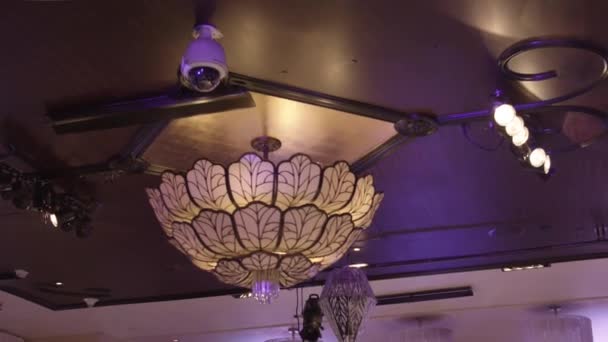 Lámpara Araña Lujo Con Techo Oscuro Decorado Cámara Lenta Ángulo — Vídeos de Stock
