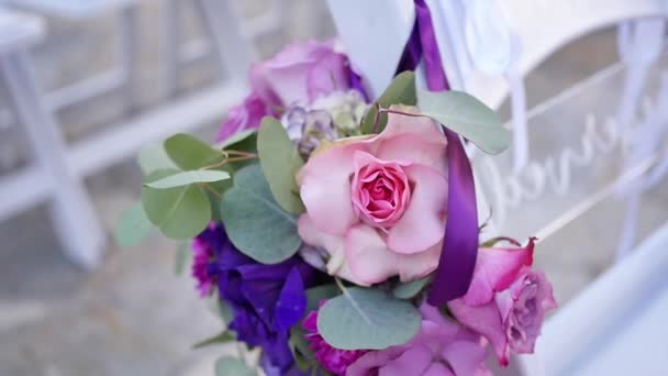 Hermoso Ramo Bodas Con Rosas Rosadas Silla Blanca Gimble Cinematográfico — Vídeos de Stock