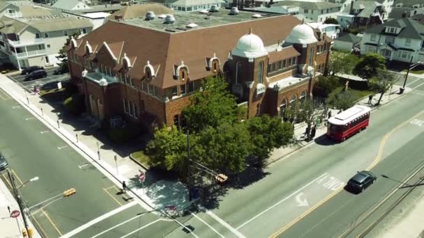 Inclinação Aérea Até Uma Igreja Católica Perto Praia Stone Harbor — Vídeo de Stock