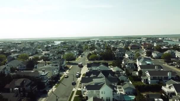 Stone Harbor New Jersey Sokaklarında Ilerleyen Kırmızı Bir Tramvayı Takip — Stok video