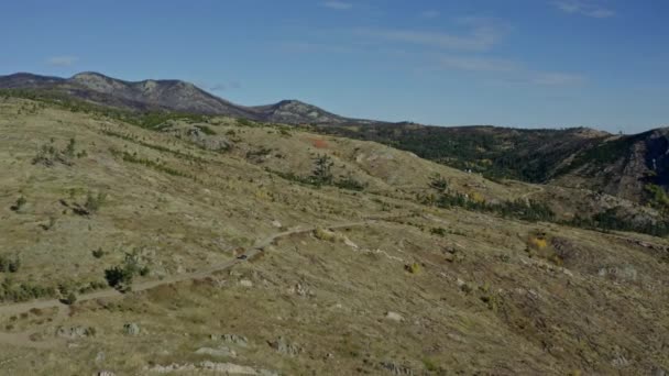 Orbitando Aérea Como Coche Pequeño Viaja Por Carretera Remota Ladera — Vídeos de Stock