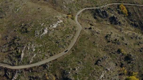 Seguimiento Aéreo Con Coche Que Mueve Por Camino Tierra Ladera — Vídeos de Stock