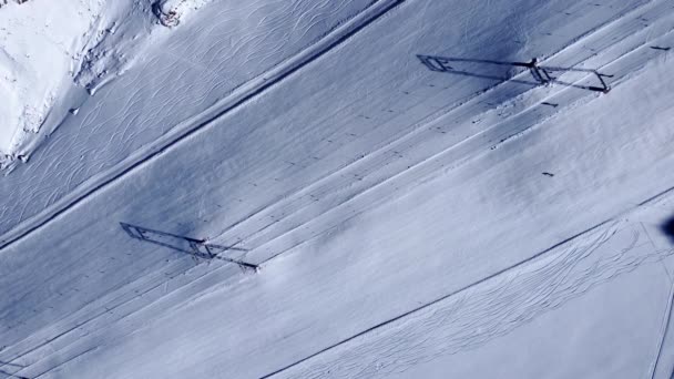 Υψηλή Εναέρια Καταρρίφθηκε Κοιτάζοντας Κάτω Ένα Μοναχικό Σκιέρ Χιόνι Casually — Αρχείο Βίντεο