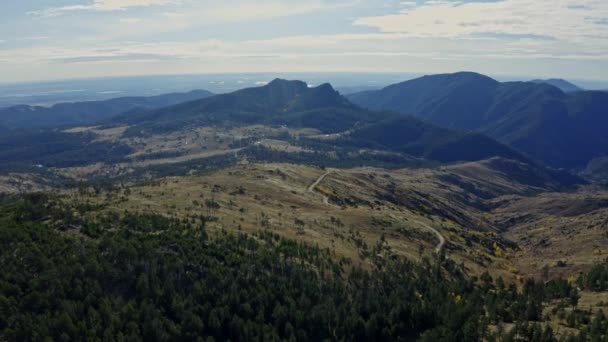 Luchtfoto Omlaag Naar Winderige Onverharde Bergweg Rocky Mountains — Stockvideo