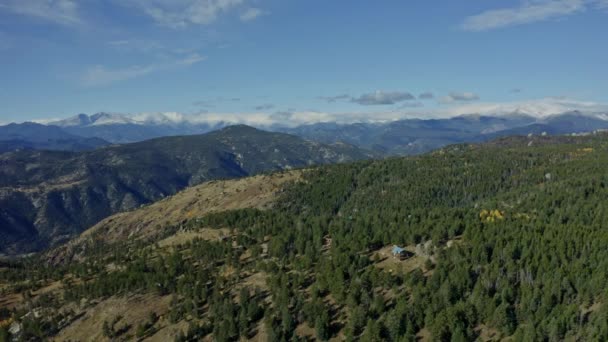 Aereo Che Muove Oltre Piccola Baita Montagna Con Cime Innevate — Video Stock