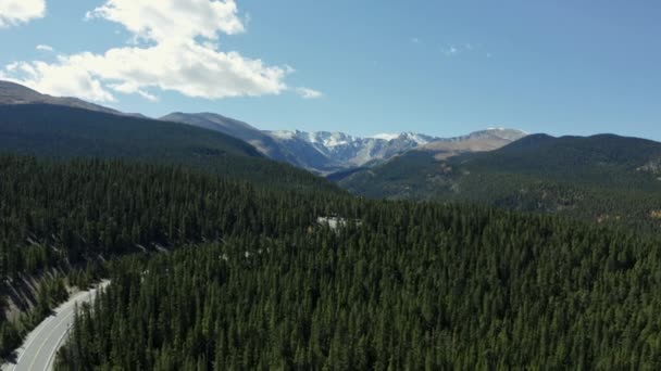 Vista Aérea Movendo Estrada Floresta Lago Alpino Escala Montanha — Vídeo de Stock