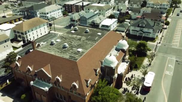 ニュージャージー州ストーンハーバーの大きなカトリック教会と住宅交通の上のアリエル — ストック動画
