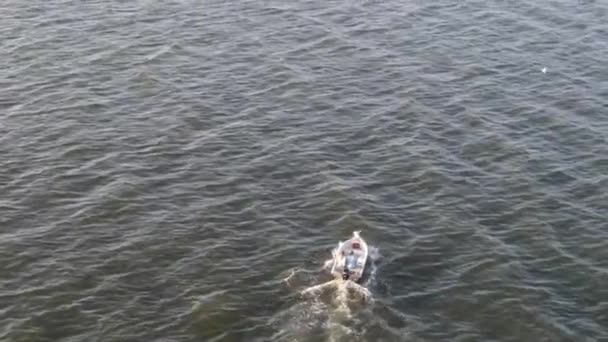 Motorboot Zeilen Golvende Oceaan Tijdens Winderige Zomer Dag Luchtdrone — Stockvideo