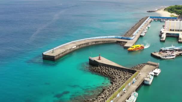 Foto Aérea Cinematográfica Ferry Amarillo Que Sale Terminal Baishawei Fishing — Vídeo de stock