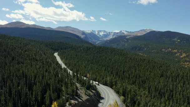 Rodovia Aérea Seguindo Floresta Verde Direção Cordilheira Distância — Vídeo de Stock