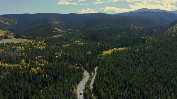 Vista Aérea Panorámica Hacia Abajo Camión Carretera Forestal Montaña Otoño — Vídeos de Stock