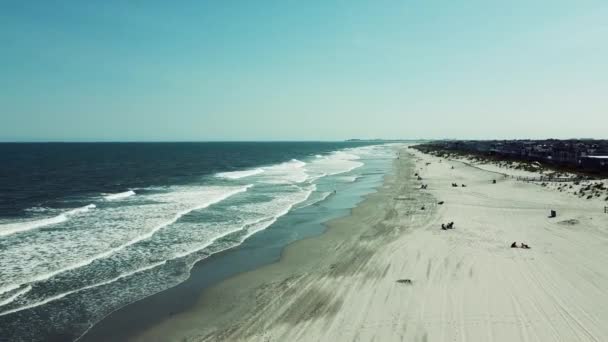 Lanzamiento Aviones Tripulados Sobrevolando Olas Blancas Que Estrellan Playa Stoneharbor — Vídeo de stock