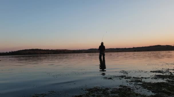Uma Menina Pescando Enquanto Vagava Lago Calmo Bonito Durante Pôr — Vídeo de Stock