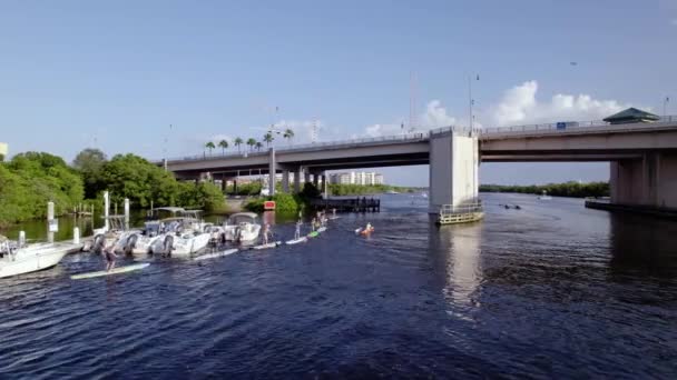Воздушный Беспилотник Видом Людей Sup Плавающих Мостом Майами Флорида — стоковое видео
