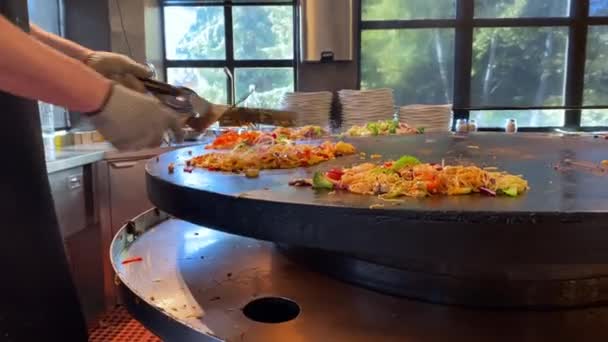 Los Chefs Revuelven Comida Frita Una Gran Estufa Una Parrilla — Vídeos de Stock